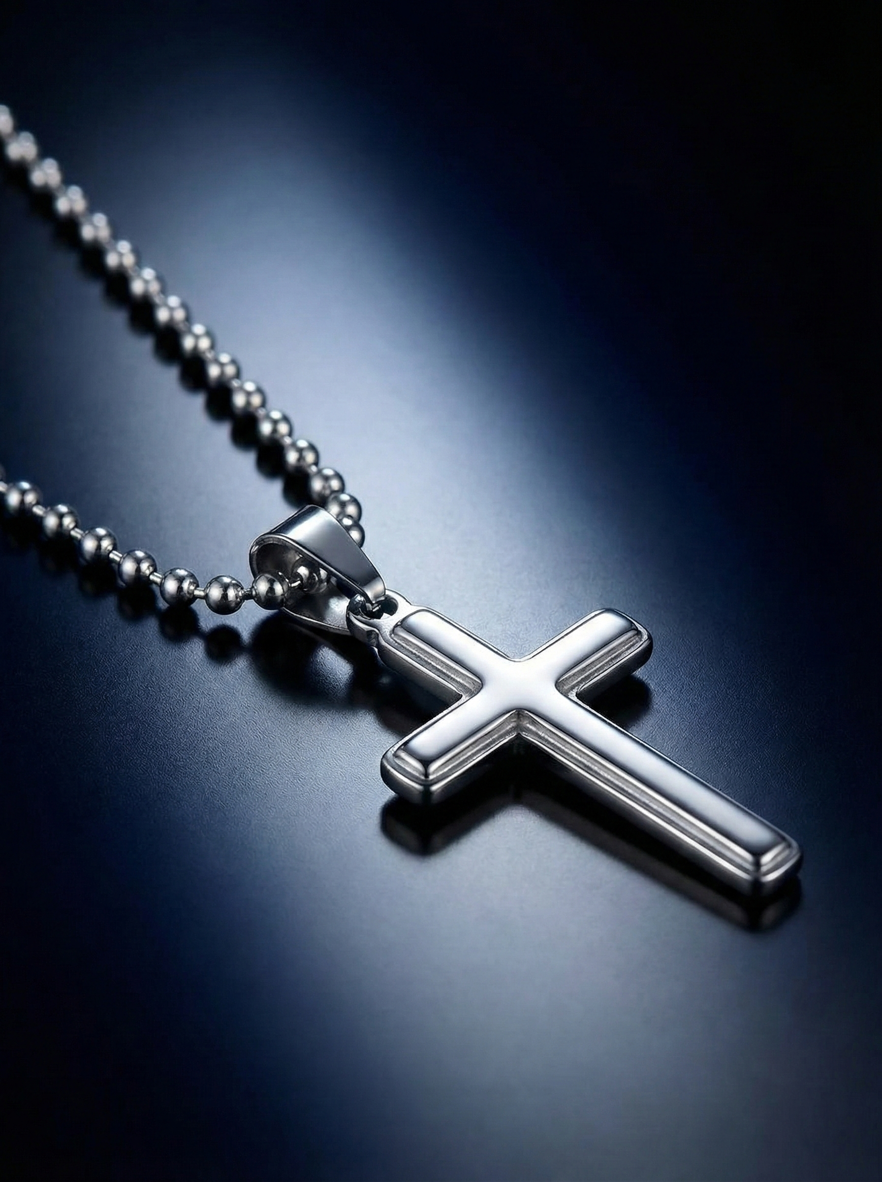 SKULPTURALES KREUZ. HEAVY BALL CHAIN.
