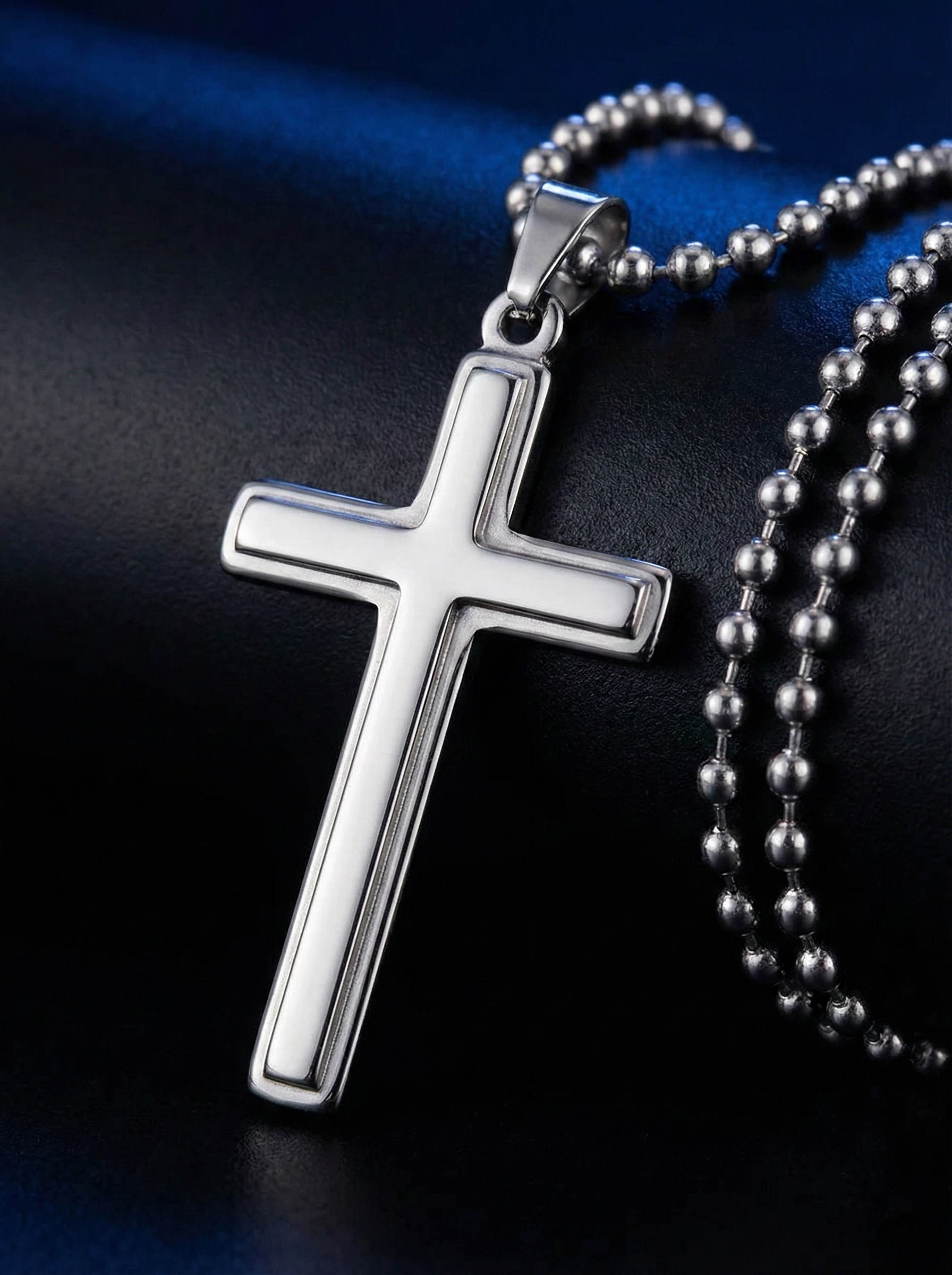 SKULPTURALES KREUZ. HEAVY BALL CHAIN.